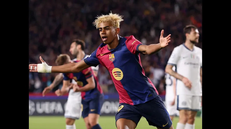 Mbappe và Yamal tranh chấp bóng trên sân Mbappe và Yamal tranh chấp bóng trên sân