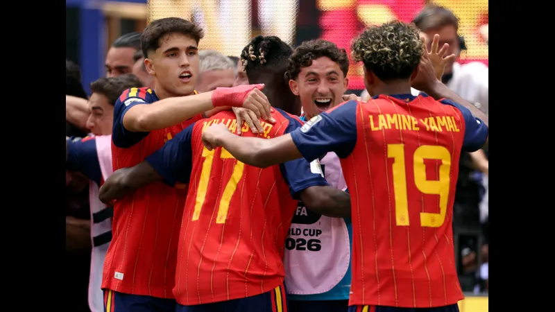 Cầu thủ Tây Ban Nha đang tung cú sút mạnh vào khung thành Cầu thủ Tây Ban Nha đang tung cú sút mạnh vào khung thành